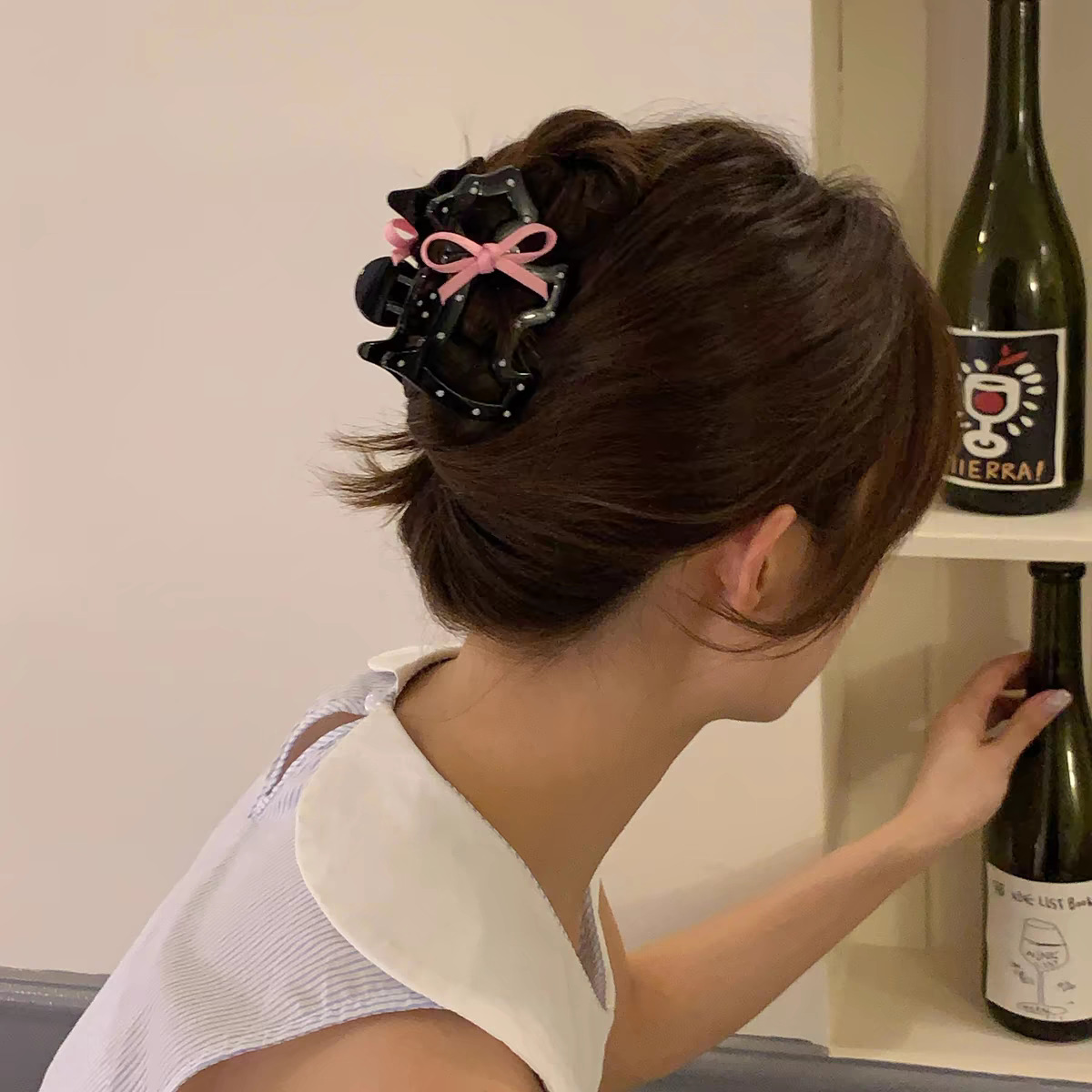 Bowknot polka dot dog claw, cute girl's hair claw, semi-tied updo, shark claw, high-end hair accessory, headwear details Picture