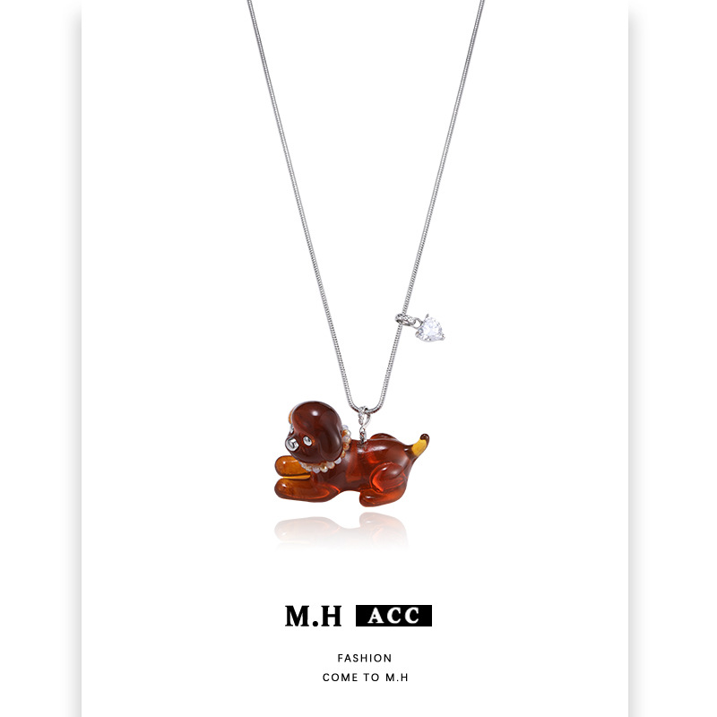 Spring and Summer new Amber Papa Dog necklace for women, versatile and fun, with a unique and original design sense. Wholesale of collarbone chains