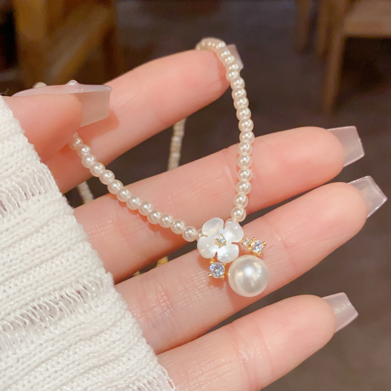 The 2025 new style of elegant, fashionable, gentle and versatile flower pearl pendant necklace with a light luxury and individual design sense collarbone chain details Picture