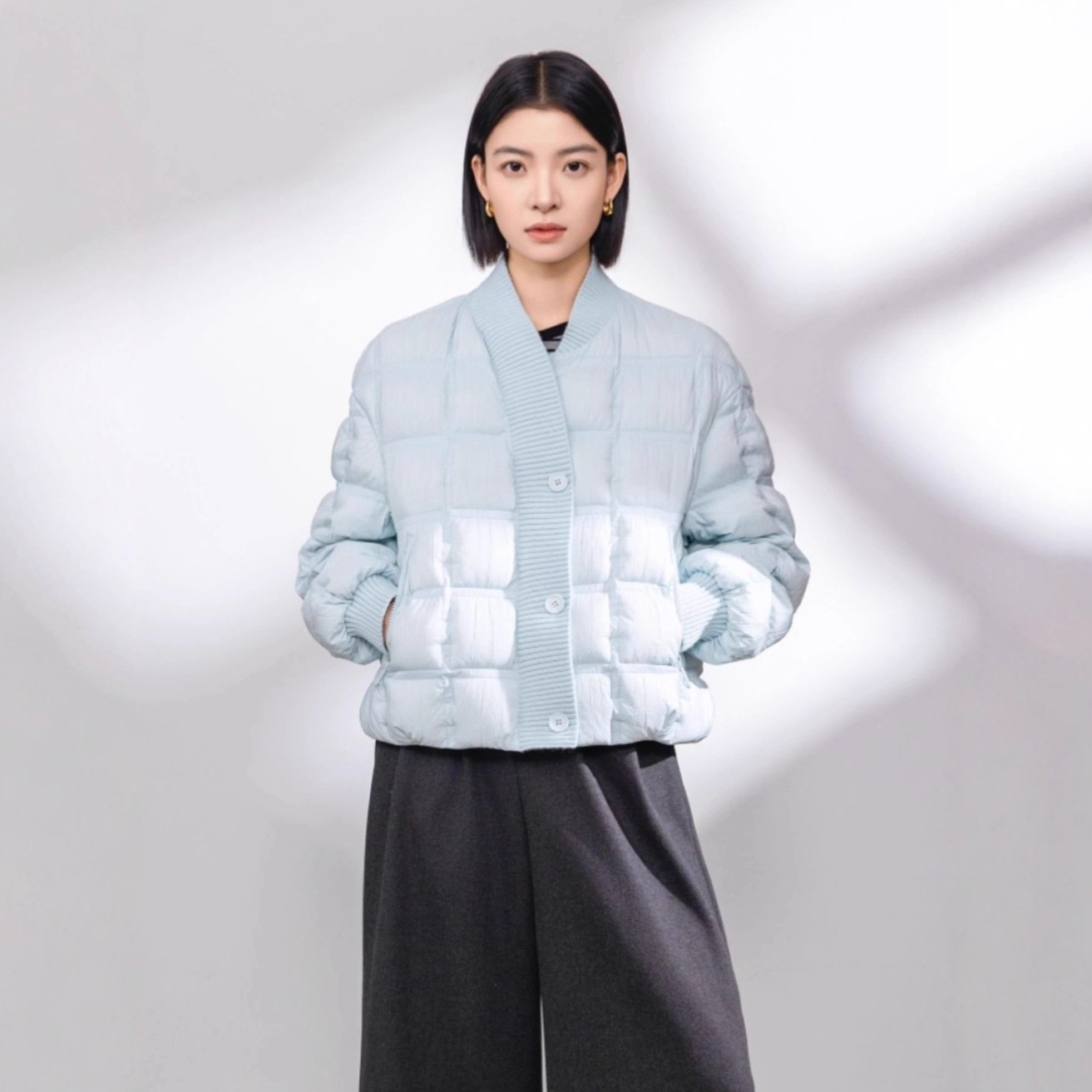 The new women's short down jacket for winter 2025 features baseball ribbed pleats that make you look slimmer and keep you warm Application Scenario