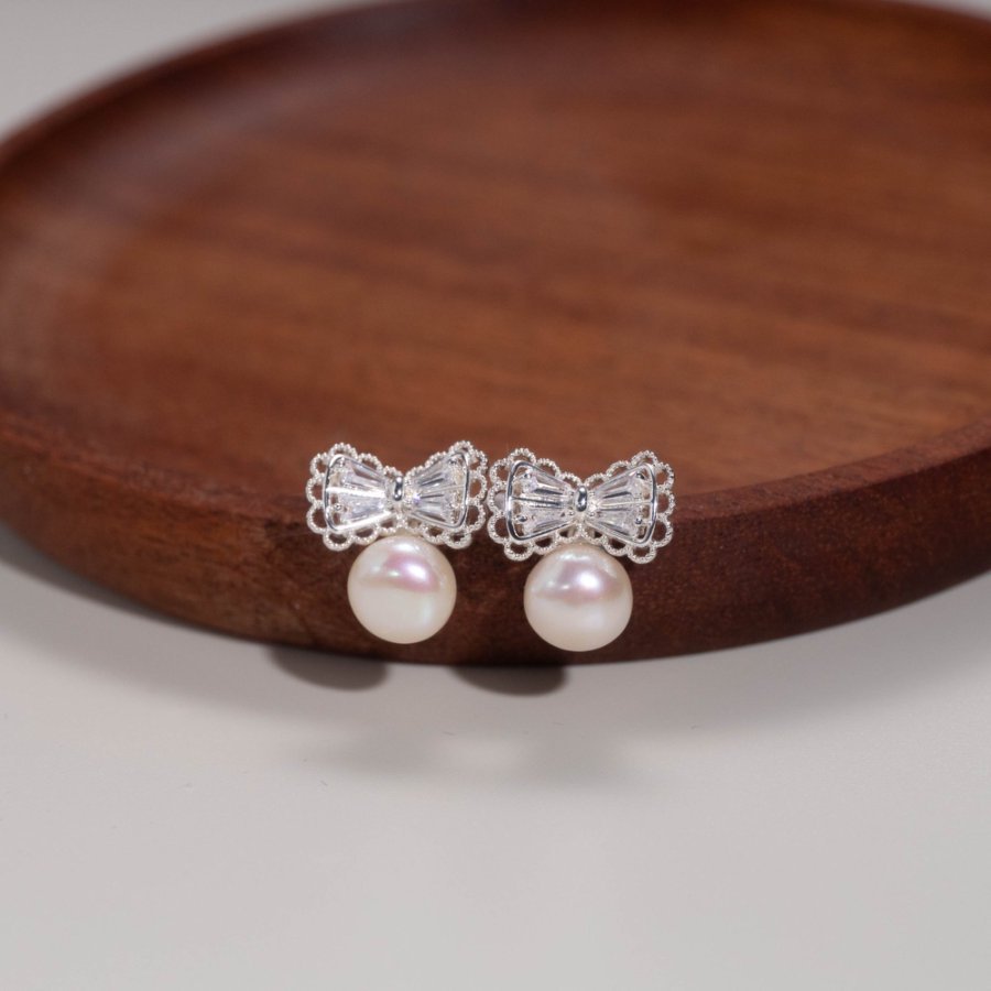 Wholesale of new copper-plated real gold S925 silver needle inlaid freshwater pearl zircon lace cutout fresh and sweet stud earrings Application Scenario