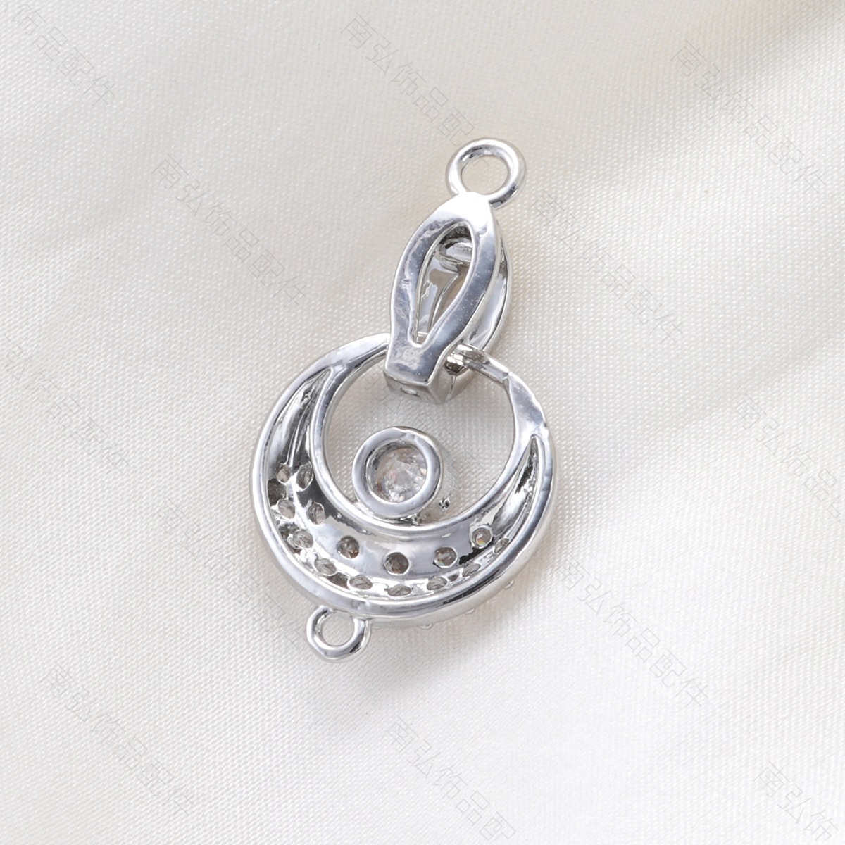 Copper-plated 18k gold color-preserving micro-inlaid zirconium crescent-shaped pendant, connecting buckle, bracelet, necklace clasp, DIY jewelry accessories Application Scenario