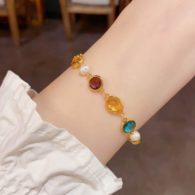 A new summer fashion and fresh multi-faceted cut crystal freshwater pearl bracelet, a unique and light luxury versatile accessory