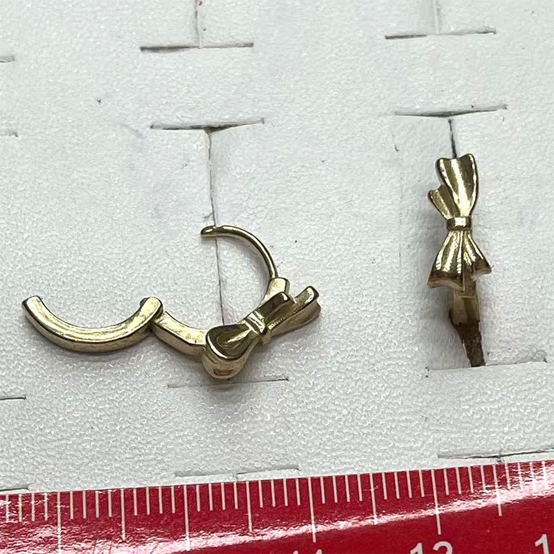 Cross-border bestsellers, Instagram-style earrings, versatile, simple and fashionable, golden earrings, round gold-plated earrings Application Scenario