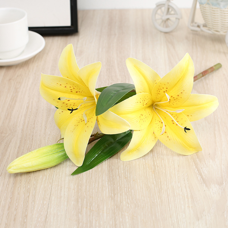 Dove artificial short-branch artificial lilies for home decoration: 2 small lilies and 1 bud. Artificial flowers for the entrance hall details Picture