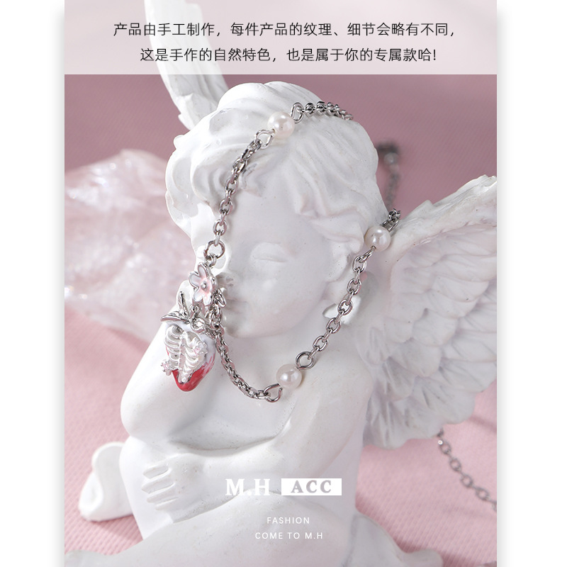 Dopamine Berry Bone Sweetheart Necklace, a unique and original design for women, is a light luxury, sweet and cool, high-end collarbone chain Application Scenario
