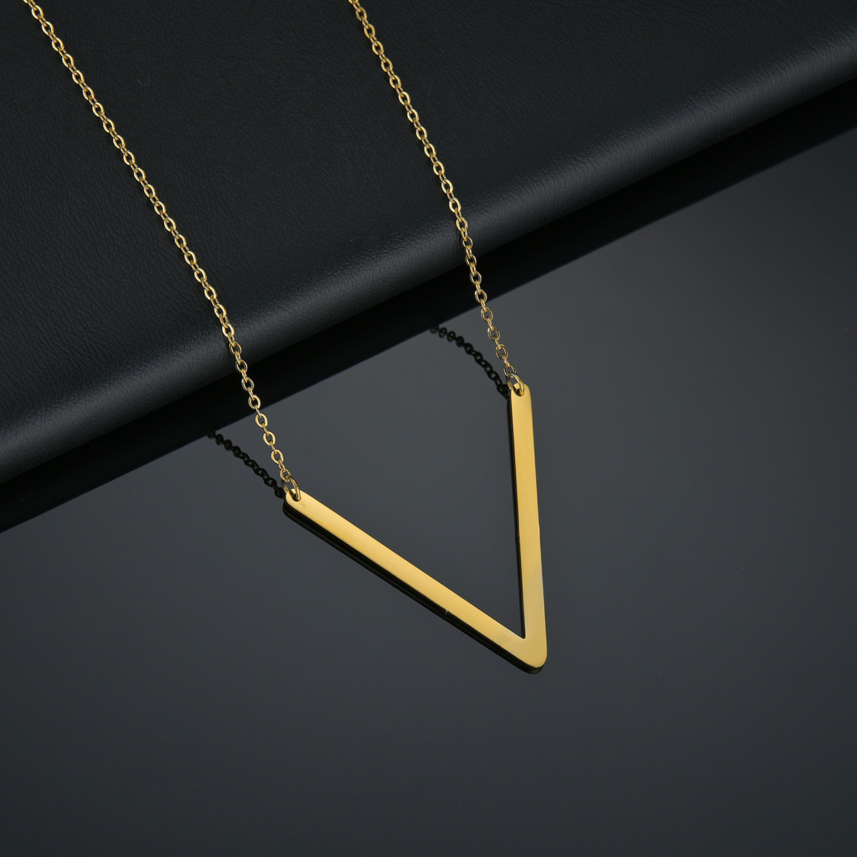 A popular cross-border supply of 26 English large letter necklaces for fashionable couple pendants in Europe and America, with one-piece consignment Application Scenario