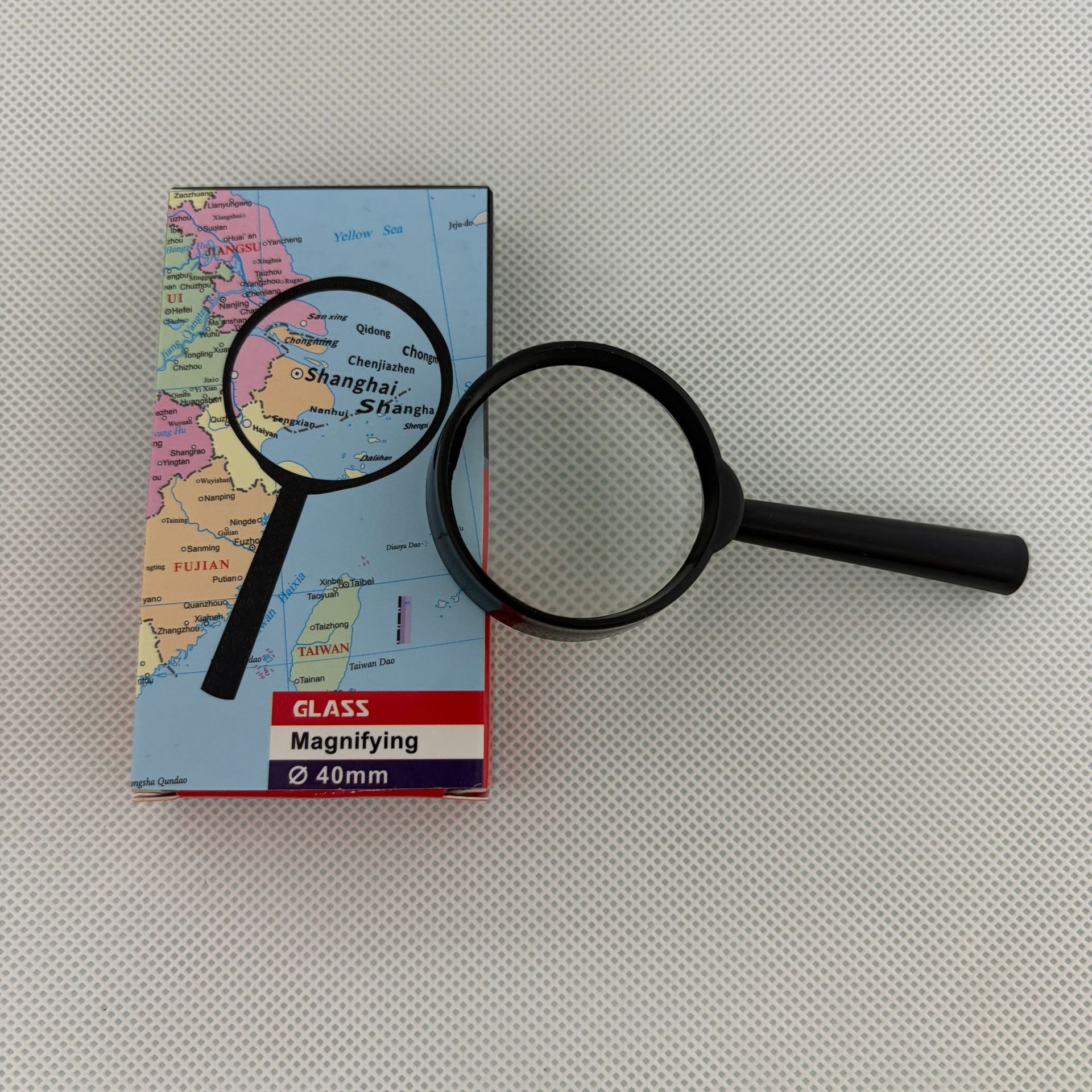 New black 40MM straight-handled glass lens magnifying glass student gift reading magnifying glass Application Scenario