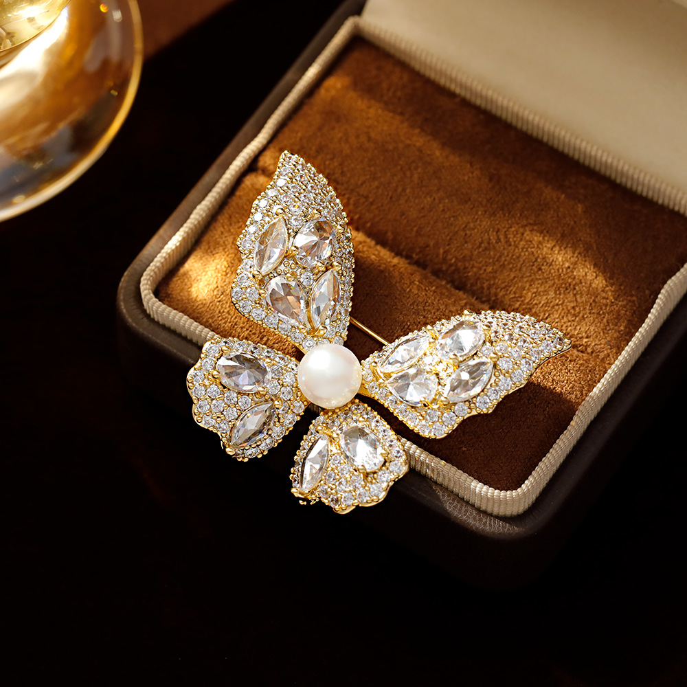 Hyacinth Butterfly brooch, high-end women's light luxury exquisite pearl brooch, suit jacket pin, elegant and stylish autumn and winter accessory Application Scenario