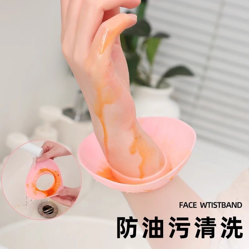 The little mushroom waterproof face wash wrist strap is cute for washing hair. It is anti-slip, moisture-proof and splash-proof for both adults and children Application Scenario