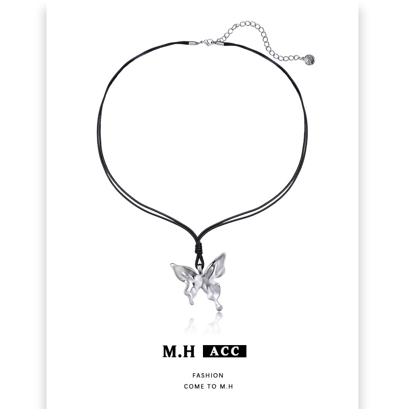 A cold and cool metal butterfly necklace, an original design for women, with a niche and cold style. It's a versatile pendant for daily commuting and a collarbone chain