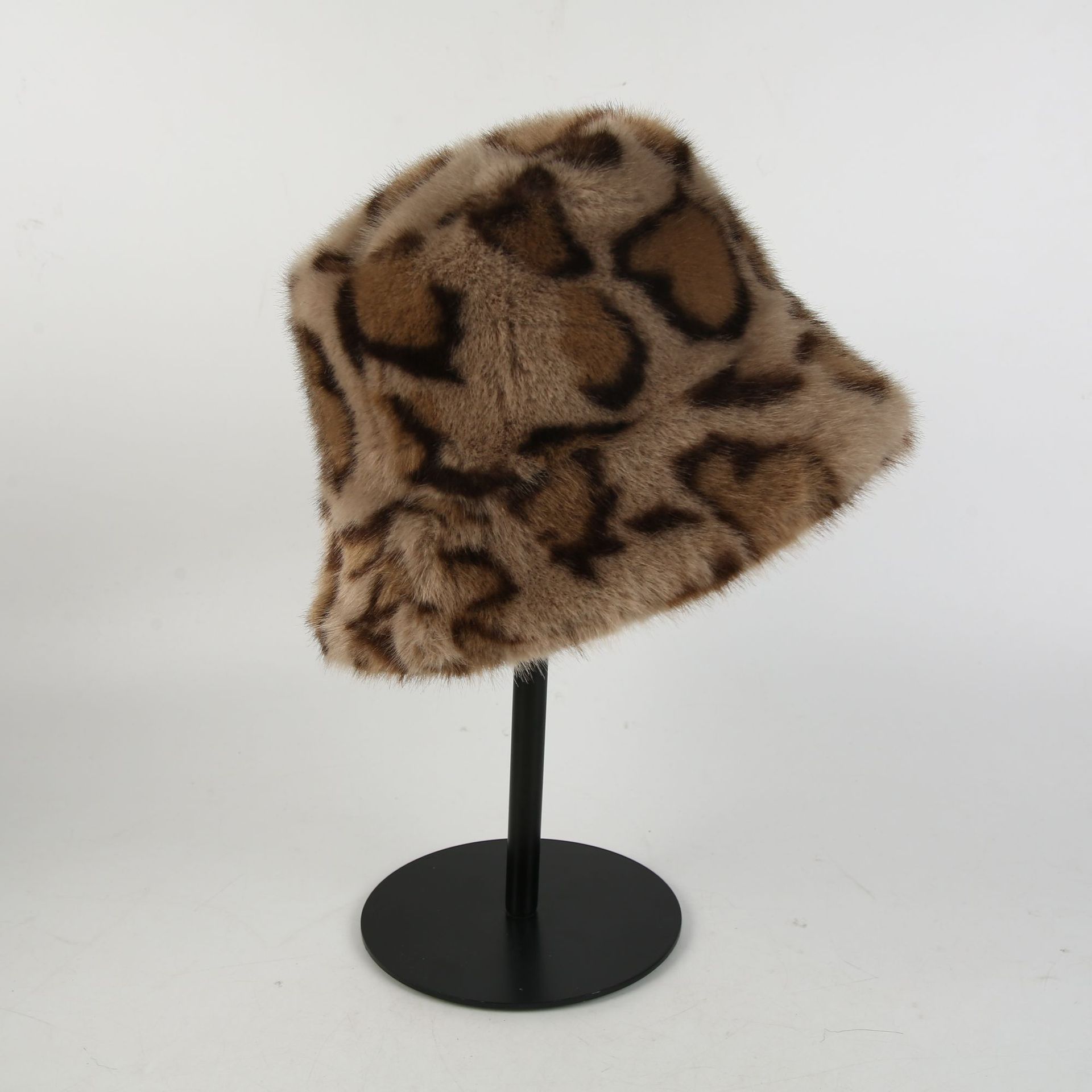 The 2024 autumn/winter Instagram trendy plush leopard print fisherman hat is a versatile and warm ear-protecting basin hat with a retro Instagram style details Picture