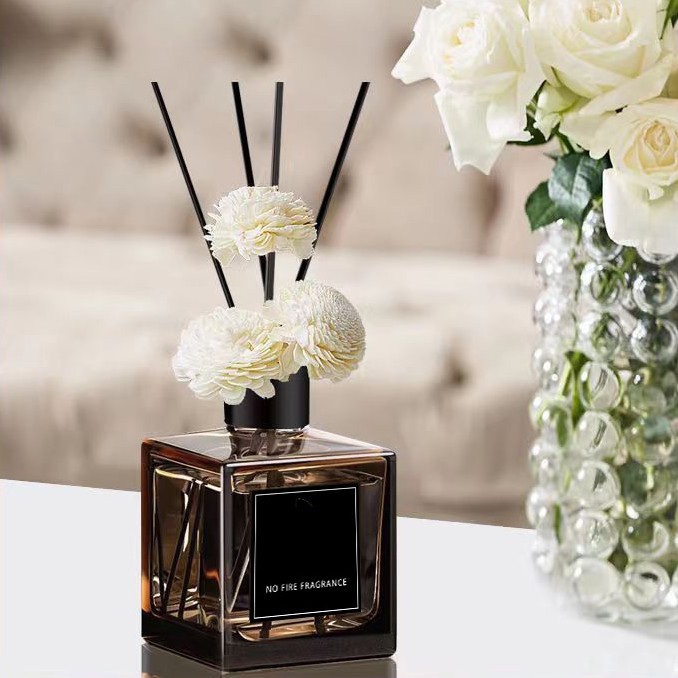 Aromatherapy essential oils, bedroom ornaments, household gardenias, hotel room perfumes, fragrances, toilet and bathroom deodorization