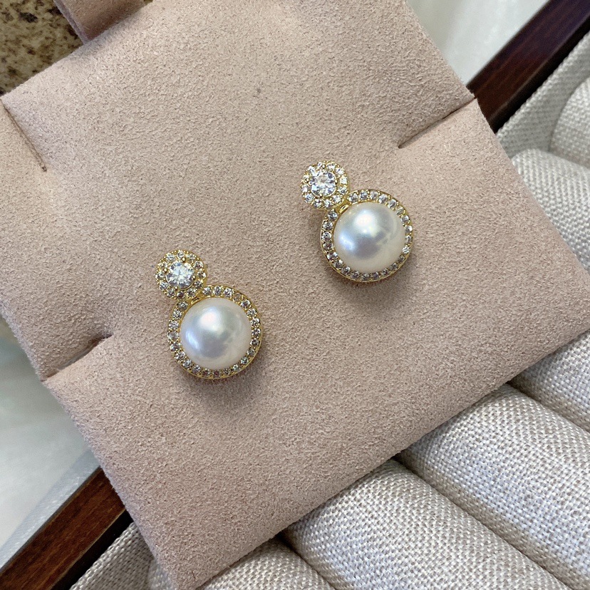 Pigeon egg niche design sense natural strong light 5A freshwater pearl stud earrings S925 silver needle niche light luxury earrings details Picture
