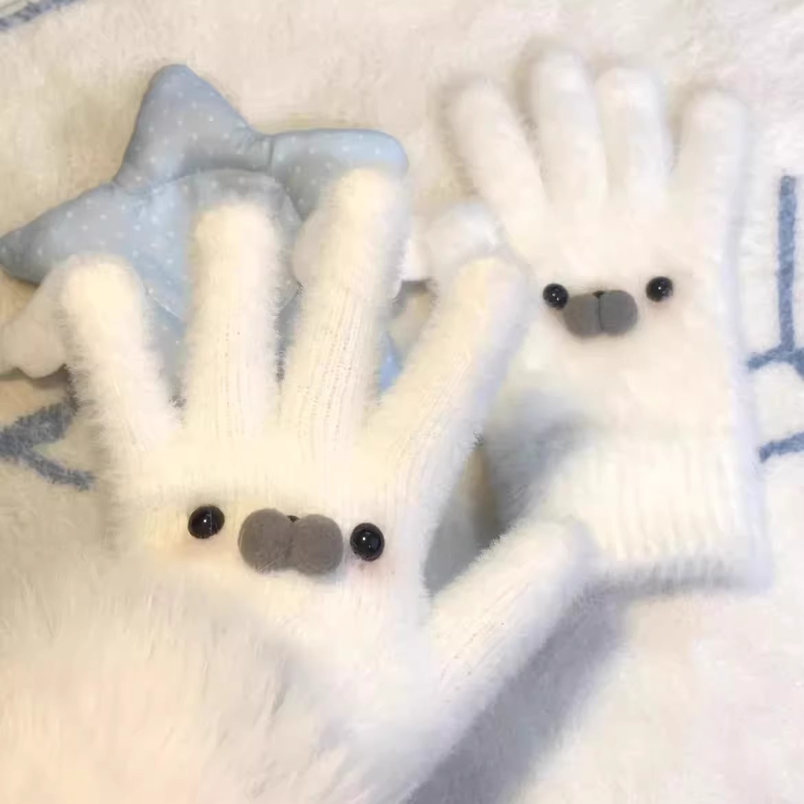 Seal-shaped plush gloves, thickened for winter warmth protection, are perfect for girls' daily cycling and taking photos, creating an atmosphere