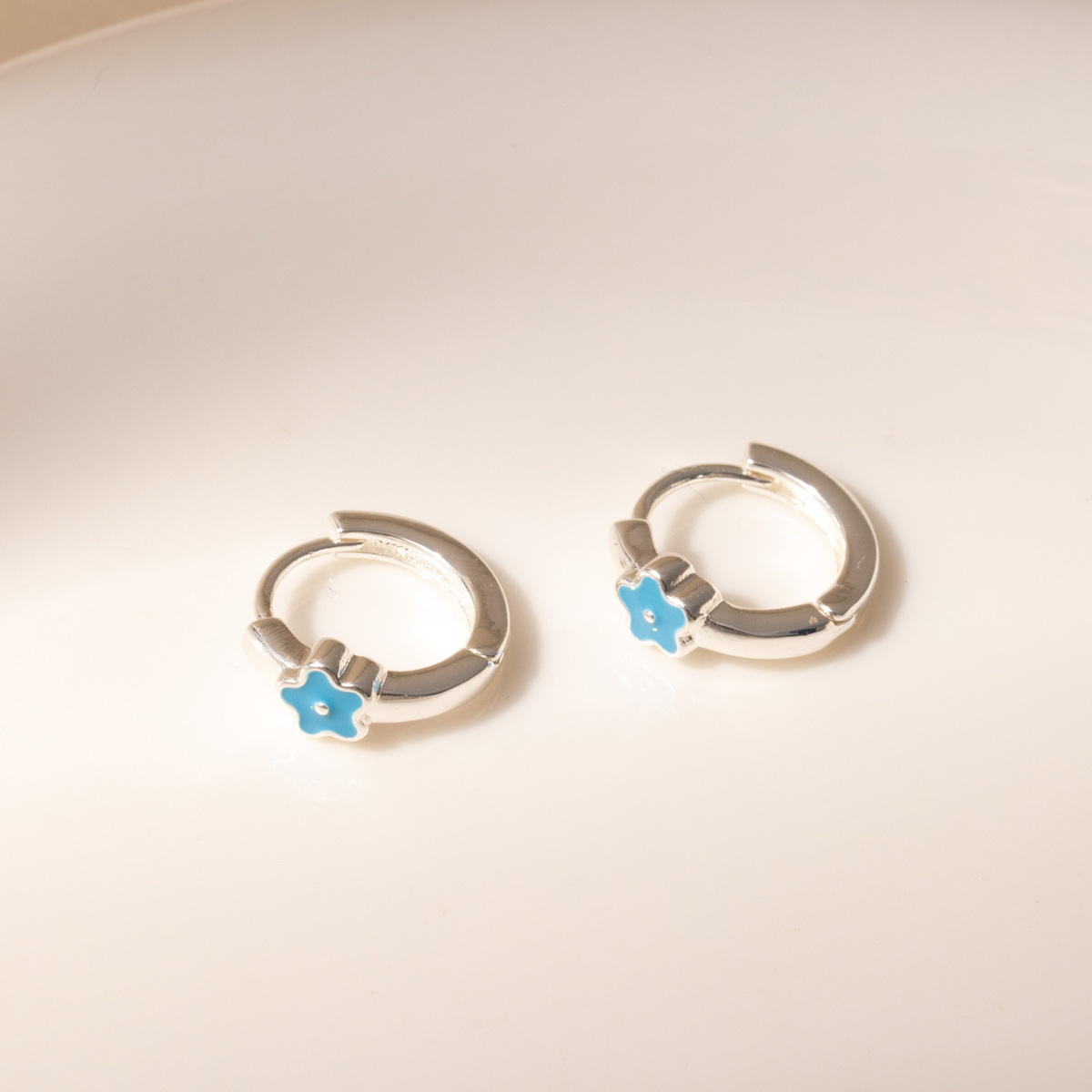 Sweet, delicate, small and cute five-petal flower earring earrings with a fresh and light blue glaze. They are versatile and simple for daily use Application Scenario