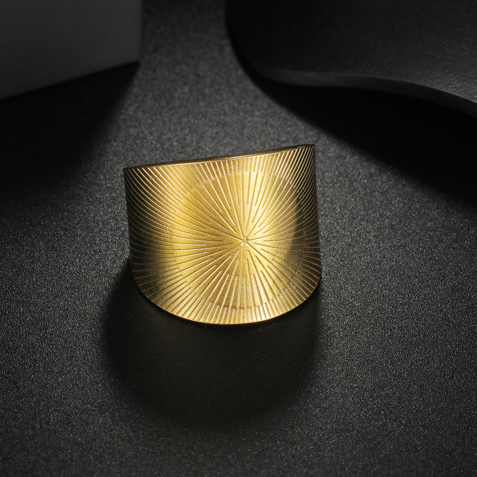 2024 New European and American geometric wide surface stainless steel hydraulic ring, 18k gold-plated exaggerated style couple women's ring Specification image