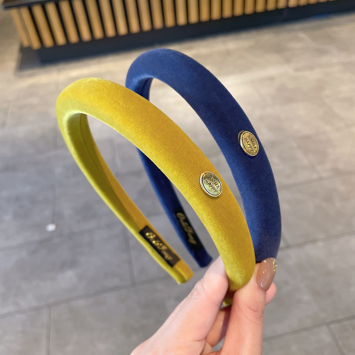 The small gold label narrow version of the colorful velvet hairband is a new autumn and winter high top sponge headband and a versatile hairpin accessory Application Scenario