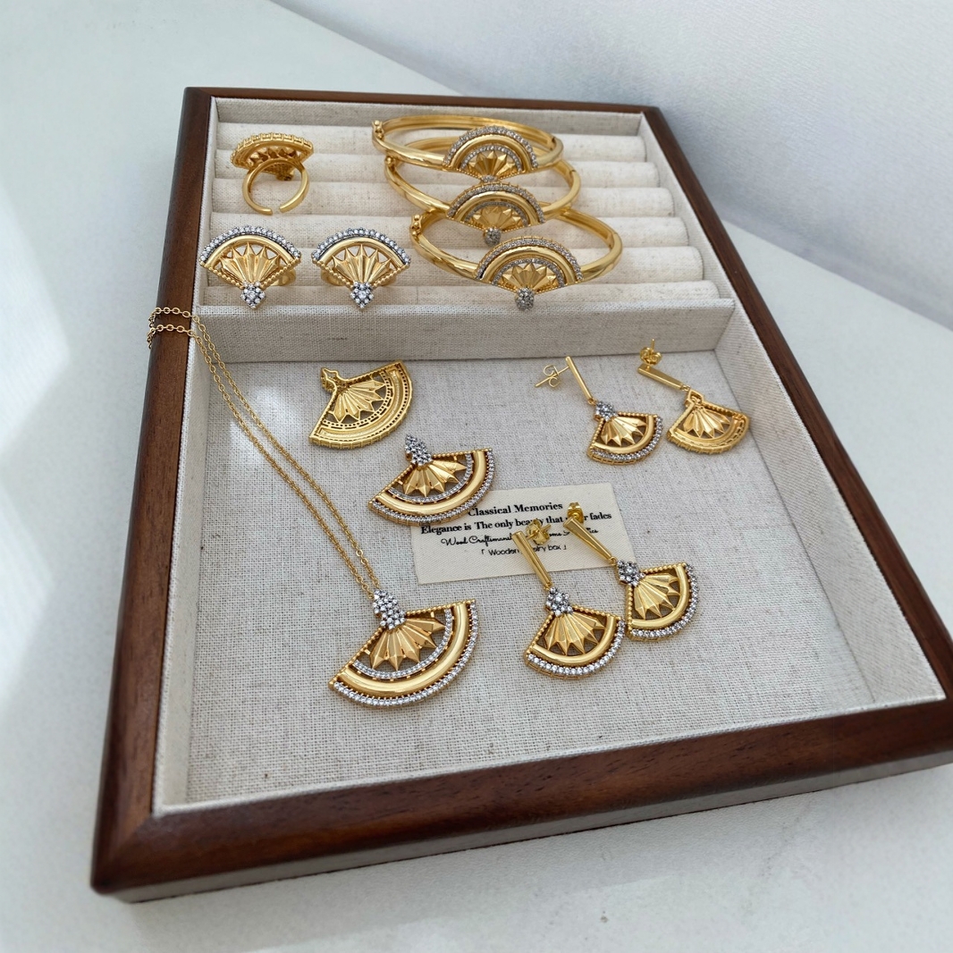 Retro Bohemian style, unique fan-shaped two-tone gold, fashionable and trendy, exquisite diamond-encrusted set