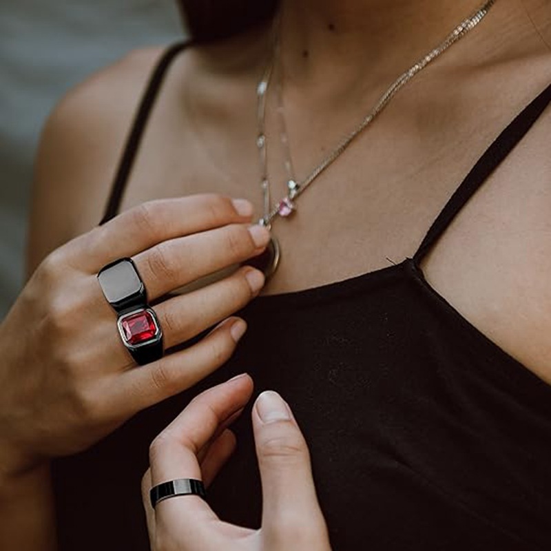 2025 New cross-border Amazon jewelry ins minimalist style titanium steel men's smooth black gemstone ring batch details Picture