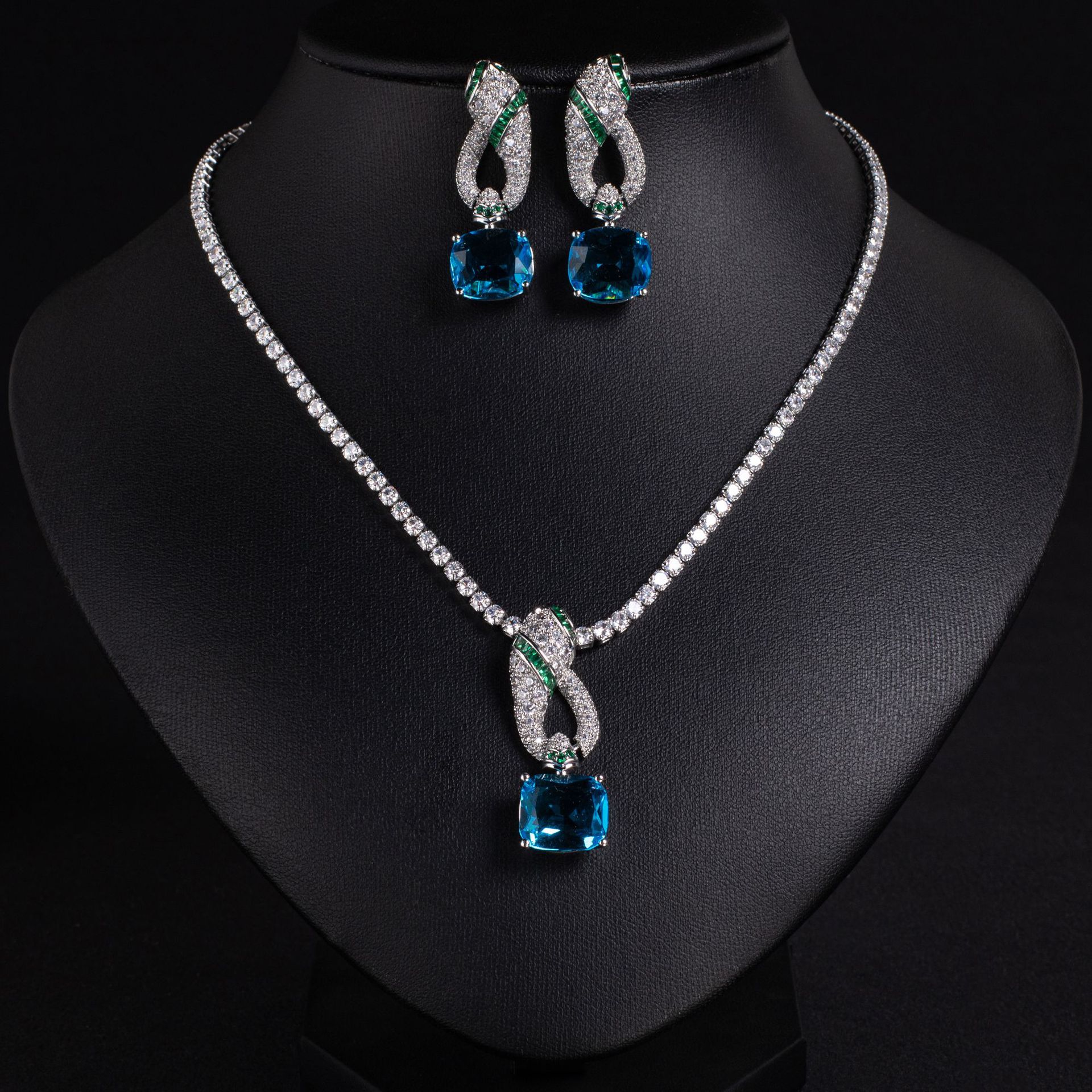 Cross-border exclusive niche design snake-shaped pendant necklace, European and American ins exaggerated high-end style small snake inlaid zircon necklace details Picture