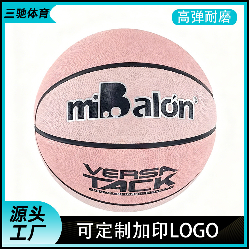 وتدرب مدرسة نادي الكبار رقم 7 لنوادي كرة السلة، في الأماكن المفتوحة، الأطفال من الذكور والإناث الذين يتعاطون الرطب في الهواء الطلق