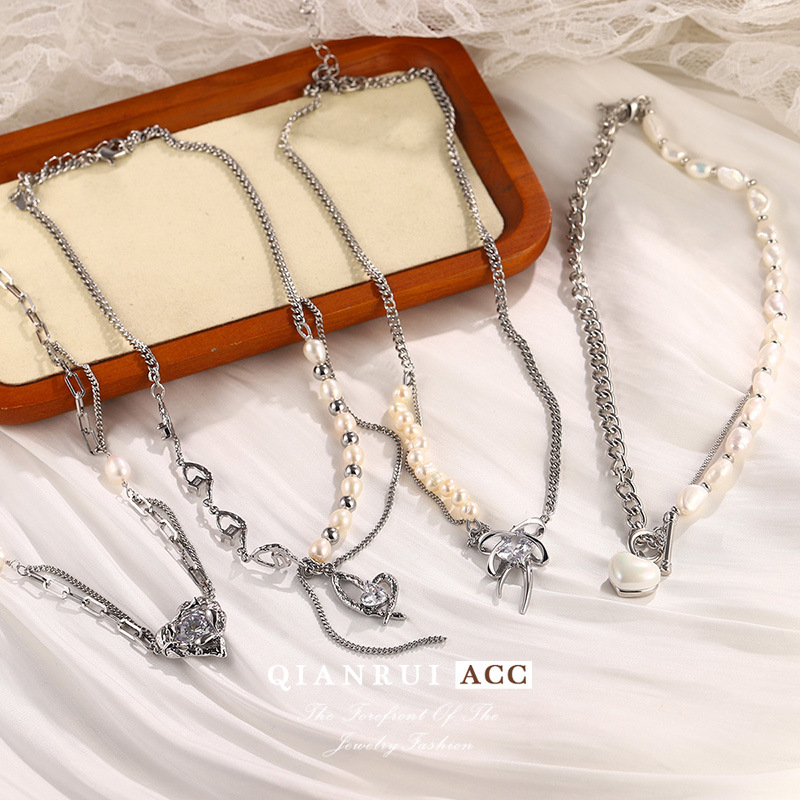 The new heart-shaped bow collarbone chain is a niche retro necklace that is versatile for summer, exuding a sense of high-end luxury and a light fragrance style