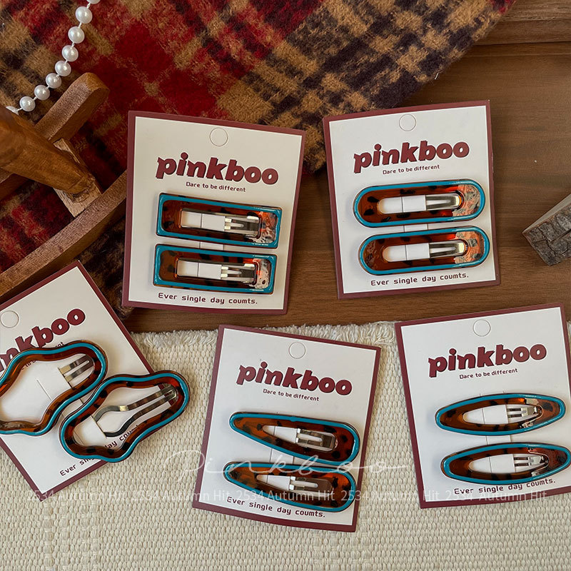 The new Korean-style blue border leopard print hair clip features a simple geometric shape for girls. It is a side fringe fringe clip and a pinkboo leopard print transparent hair clip with blue border decoration. It is a simple style for girls' daily fashionable hair Specification image