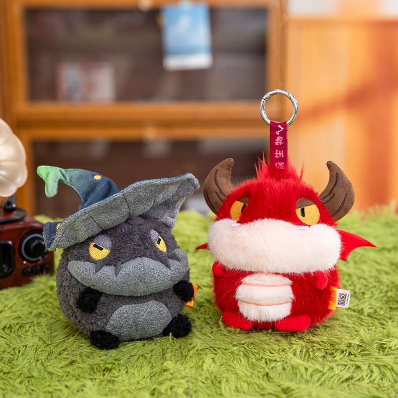 灰色戴巫师帽的龙猫和红色带角的小龙毛绒玩具AI星星人AI玩具