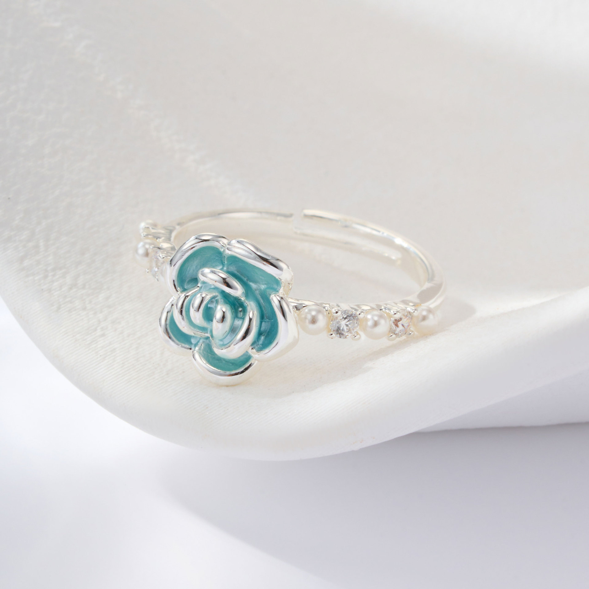 Source factory three-dimensional enamel camellia open ring, copper alloy real gold electroplated, high-end adjustable ring Application Scenario