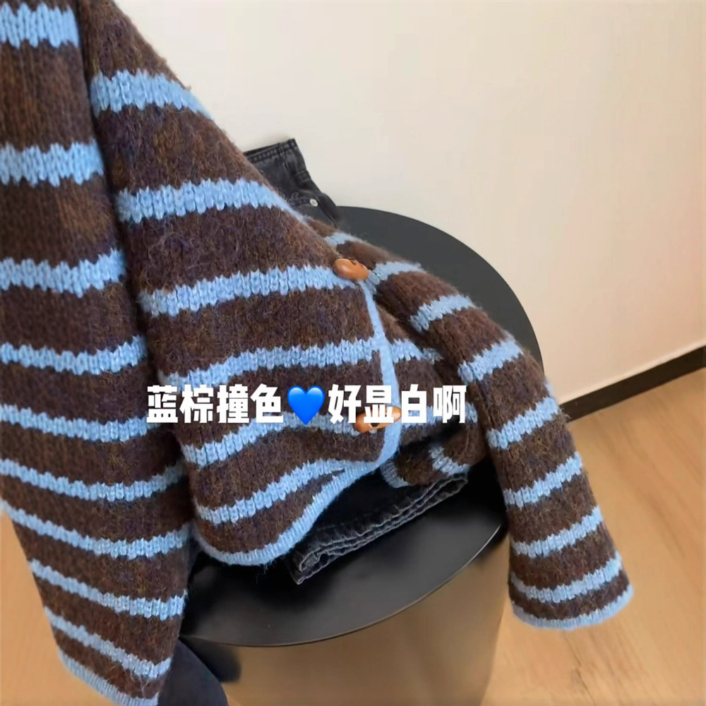 Self-reserved style recommendation ~ A new retro thickened knitted cardigan for women with contrasting color striped horn-button soft and glutinous sweaters for autumn and winter Application Scenario