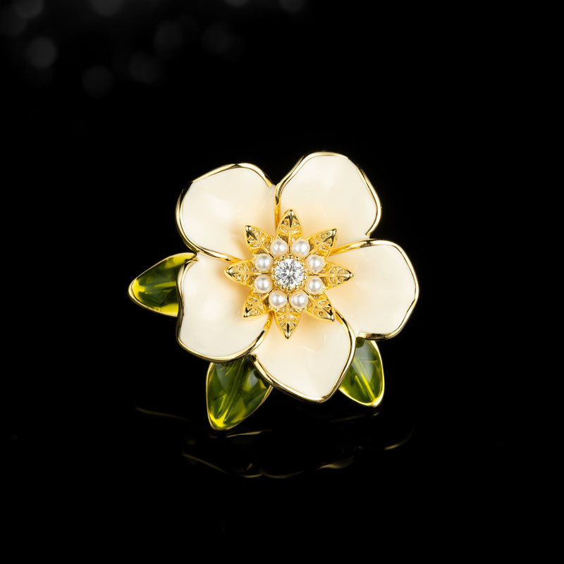 Fresh and sweet Gardenia flower brooch, fashionable and versatile flower magnetic clasp new product, niche and high-end brooch accessory details Picture