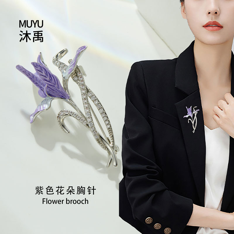The elegant purple enamel iris flower brooch exudes a fashionable and versatile charm. It is a new oil-drip flower brooch for women details Picture