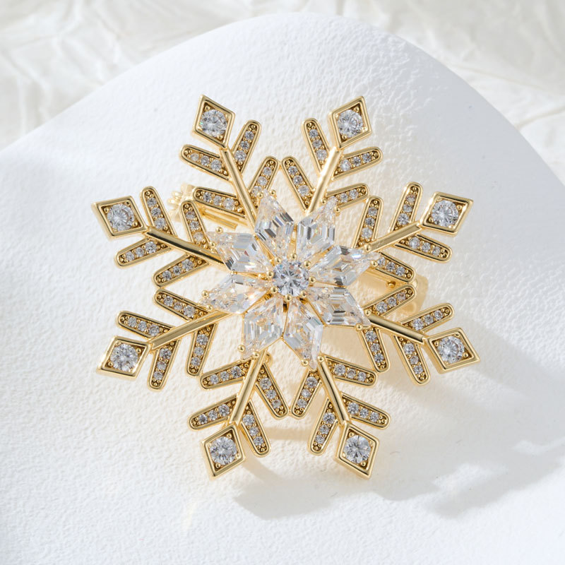 Original design rotating snowflake brooch with a light luxury and high-end feel, copper inlaid zircon plated with real gold three-dimensional brooch, exquisite brooch Application Scenario