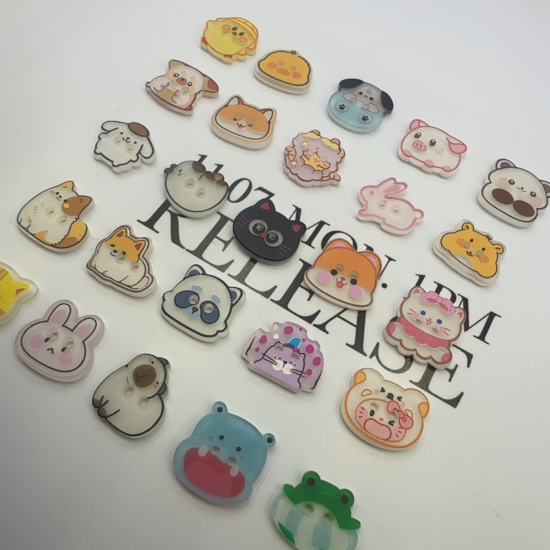A set of 10 cartoon-patterned metal four-piece buttons, disc buttons and sleeve buttons Application Scenario