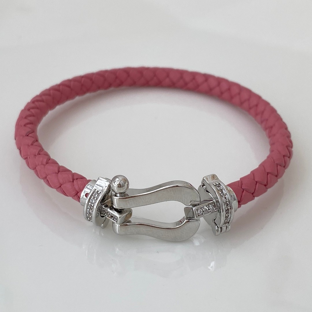 High-end European and American best-selling classic horseshoe buckle bracelet, full diamond magnetic buckle woven leather rope couple red rope bracelet Application Scenario
