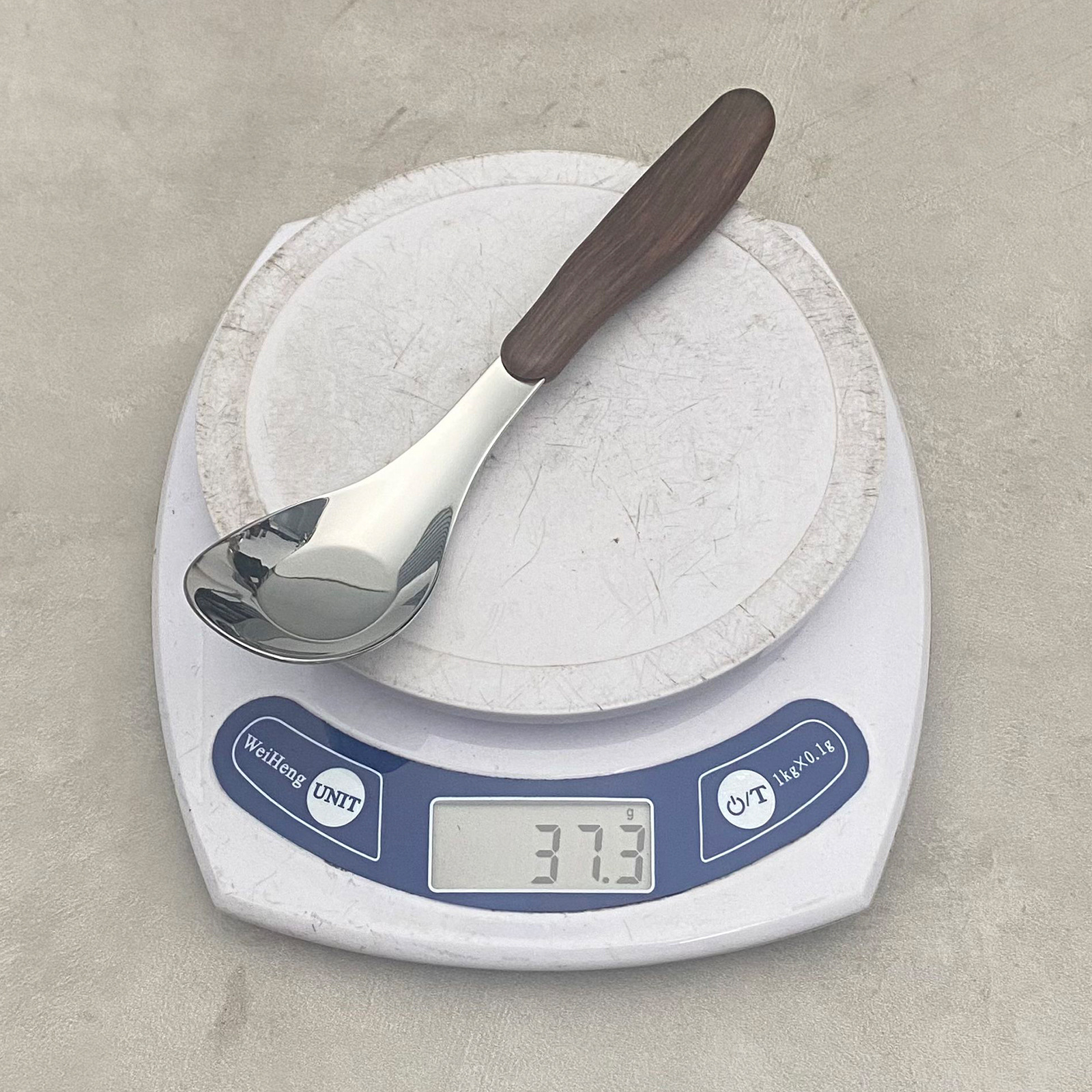 304 stainless steel ingot-shaped spoon, spoon, rice spoon, wood-grain imitation household spoon, adult kindergarten deepening meal and soup spoon Application Scenario