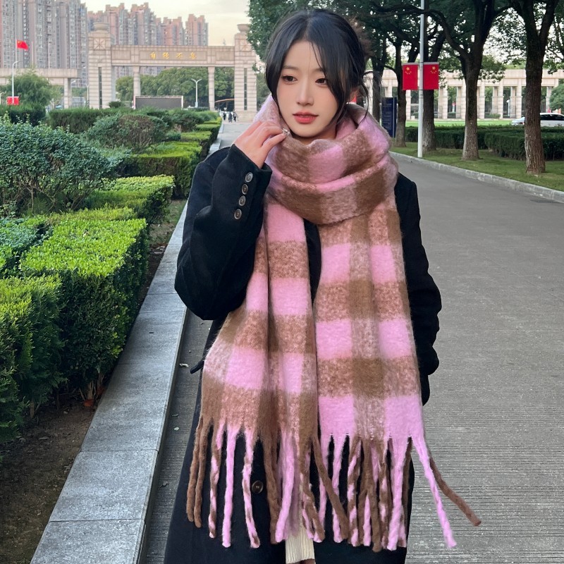A new Korean-style checkered shawl for women's winter students, thickened and warm long plush scarf, men's trendy street stall wholesale Specification image