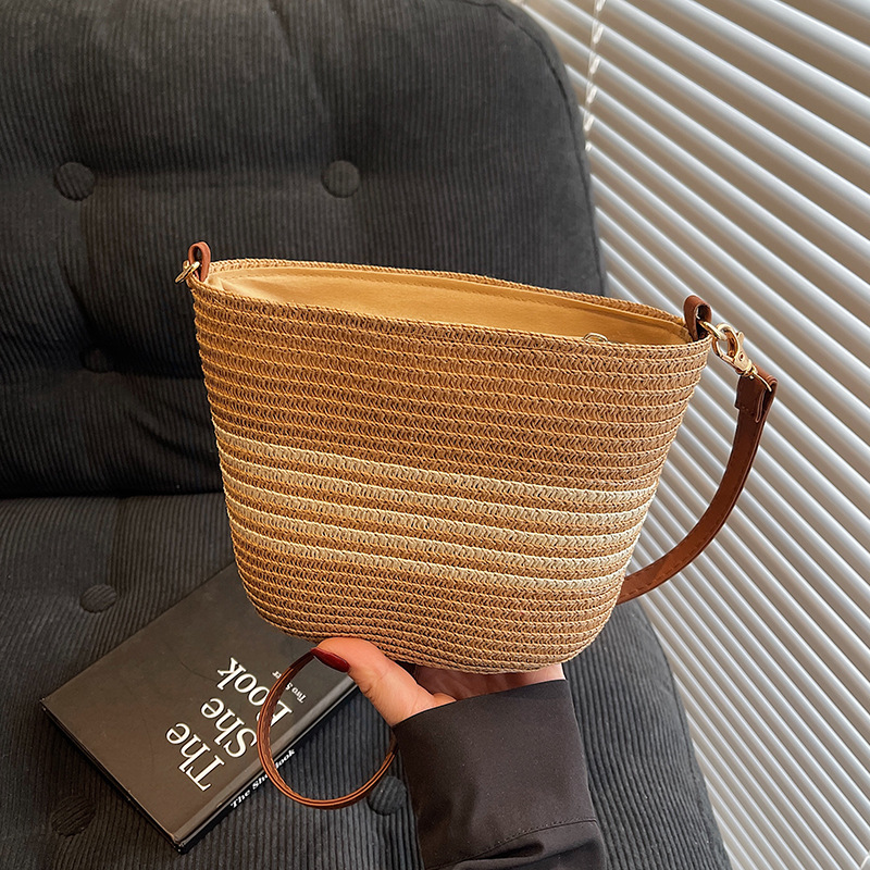 Cross border strap bag moda versátil verano nuevo diseño de nicho crossbody bucket bag strap bag tote bolso de mano tejido playa vacante strap bag Application Scenario