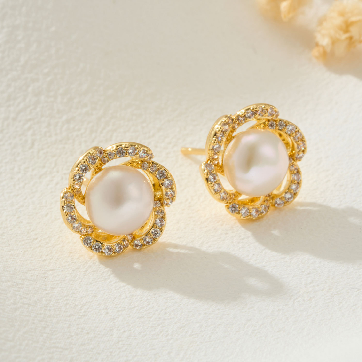 Best-selling 3D pearl and 3D flower stud earrings, copper alloy, real gold electroplated, micro-inlaid zircon s925 silver needle women's earrings Application Scenario
