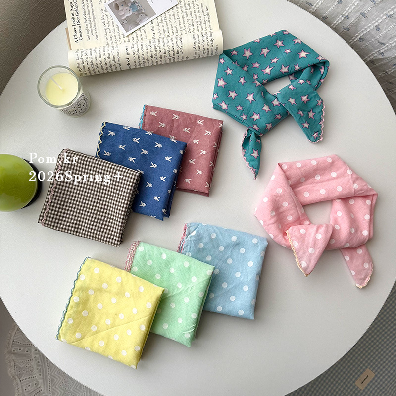 The new spring polka dot printed silk scarf is sweet and versatile. It is a neckband accessory that exudes a sense of elegance and sophistication for young girls. It is a thin and niche square scarf for women