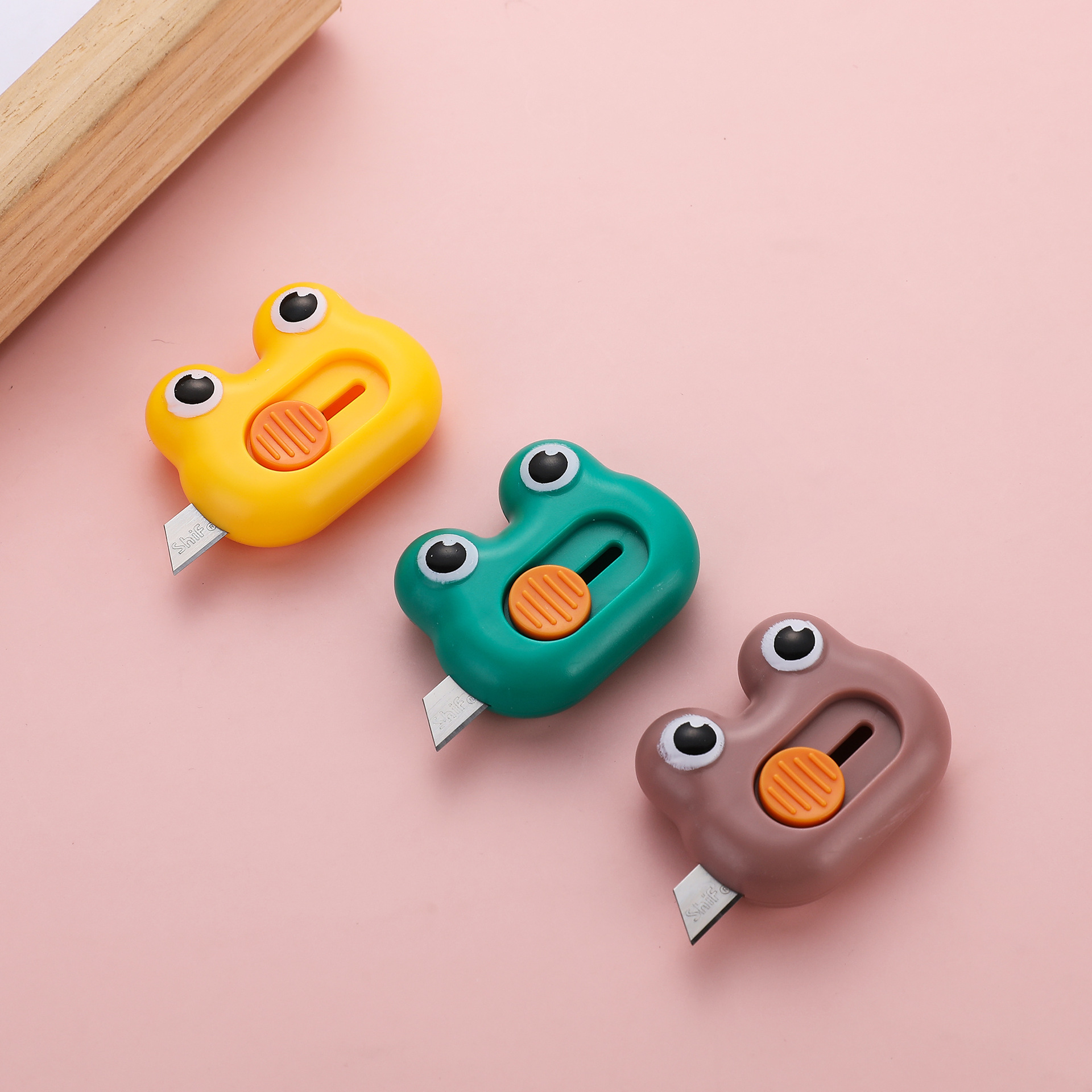 Pioneer 8147 Frog Cartoon Utility Knife, Express package Opening, Portable Art Handmade Paper Cutting Mini Utility knife Application Scenario