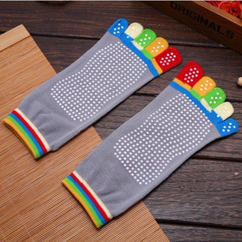 Yoga five-finger socks for women, professional yoga socks, anti-slip socks, suitable for all seasons, medium and short five-toe open-toe socks wholesale Application Scenario