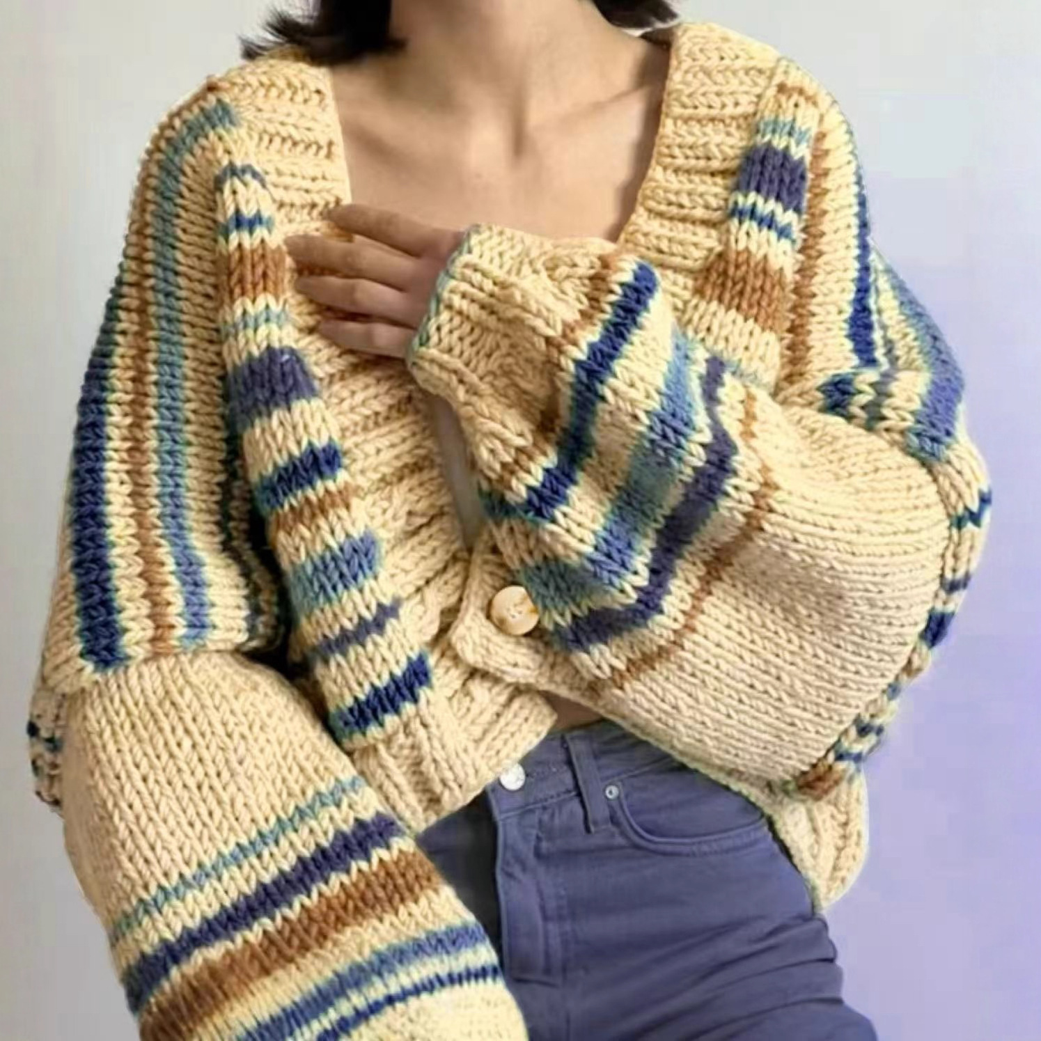 Cross-border Europe and America 2025 Early Autumn new women's clothing laid-back V-neck contrasting color loose knitted cardigan sweater coat Application Scenario