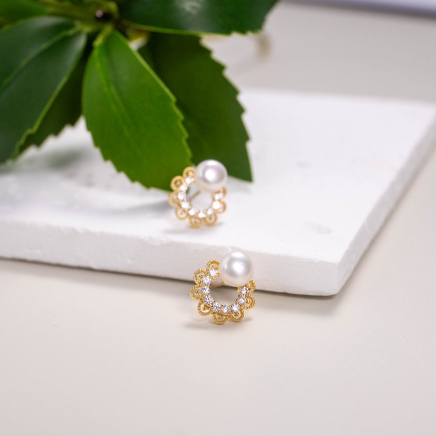 The new 925 silver needle copper plated with real gold from Xuhui brand is a versatile autumn and winter item. It features zircon lace pearl stud earrings with an exquisite and light luxury design Application Scenario