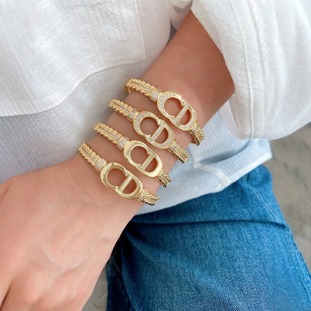 A metal retro high-end bracelet for women with an Instagram niche design, a light luxury, European and American fashion, and a cold style set