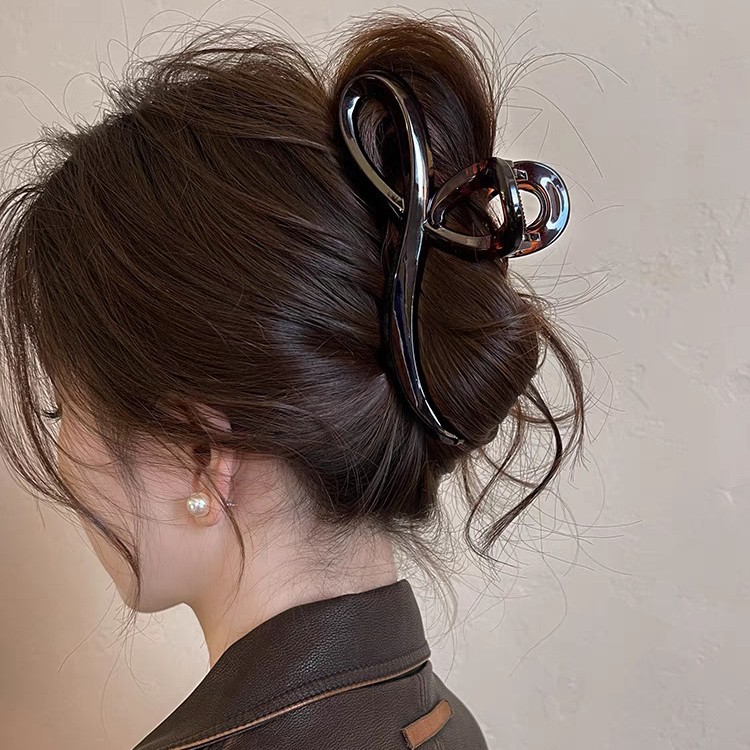 The high-end Maillard grab clip is a large female 2024 new style, featuring a shark clip at the back of the head and a stylish hair accessory for autumn Application Scenario