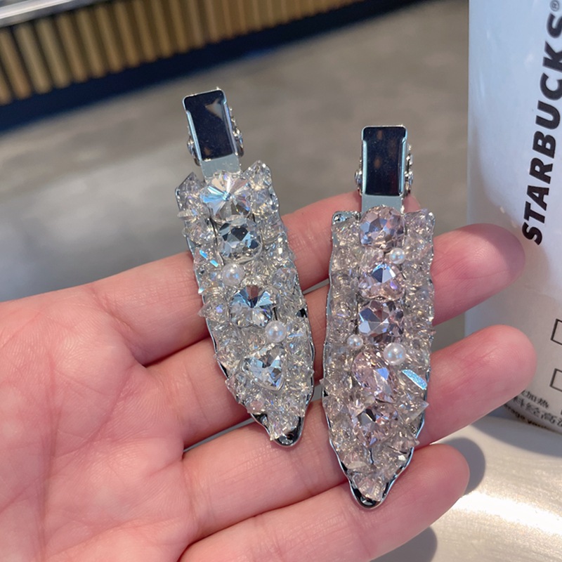 Exquisite crystal seamless clips, duckbill clips, high-end forest-style charm, side clips, bangs clips, broken hair clips, hairpins and hair accessories Application Scenario