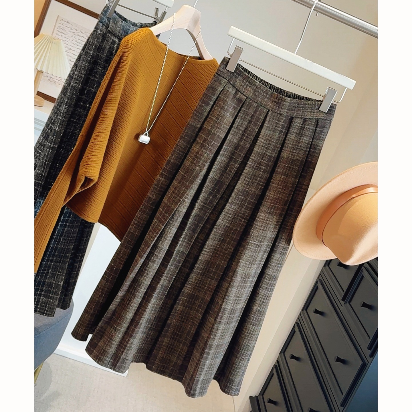Autumn and winter thickened checkered woolen pleated skirt for women 2025 Korean school style high-waisted A-line casual mid-length skirt