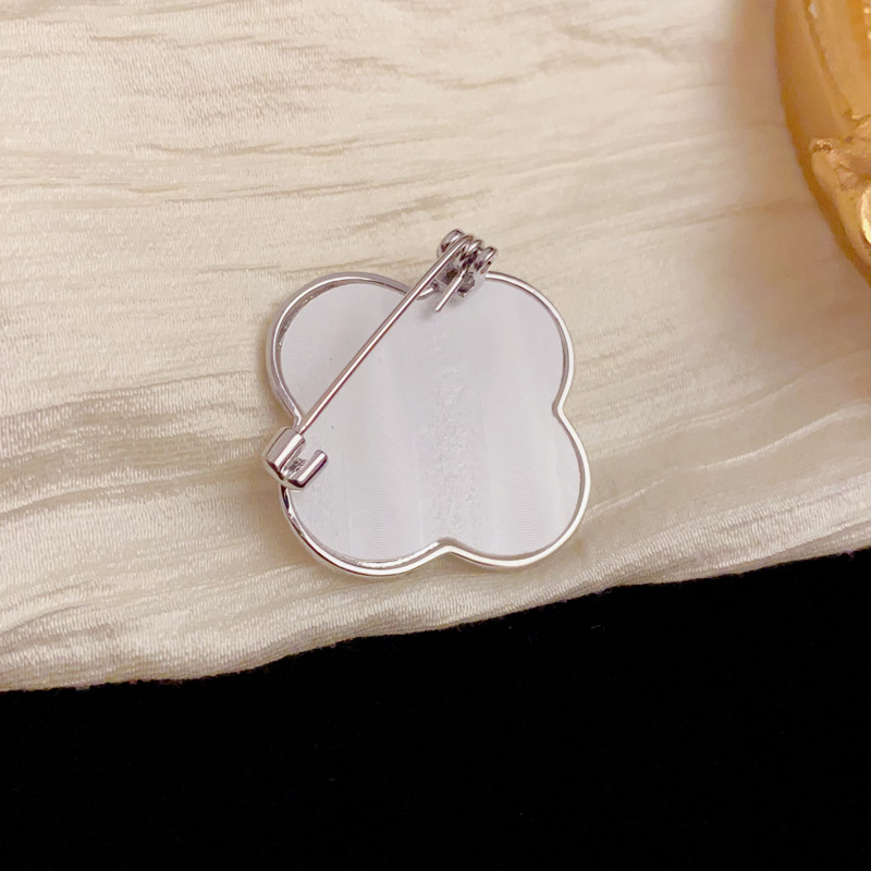 The new Chinese-style "Shi Shi Yi Ruyi" board bear Four-leaf flower brooch is a personalized, light luxury, versatile and high-end accessory Specification image